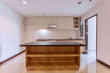 2 bed Condo in Charoenjai Place Khlong Tan Nuea Sub District P002873