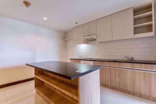 2 bed Condo in Charoenjai Place Khlong Tan Nuea Sub District P002873