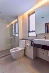 2 bed Condo in Charoenjai Place Khlong Tan Nuea Sub District P002873