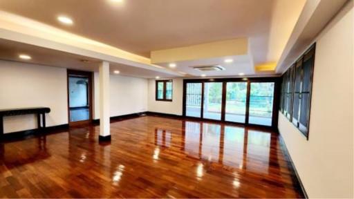 3 Bedrooms 3 Bathrooms Size 320sqm. Sukhumvit 26 for Rent 150,000 THB