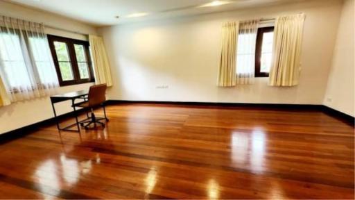 3 Bedrooms 3 Bathrooms Size 320sqm. Sukhumvit 26 for Rent 150,000 THB