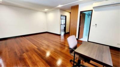 3 Bedrooms 3 Bathrooms Size 320sqm. Sukhumvit 26 for Rent 150,000 THB