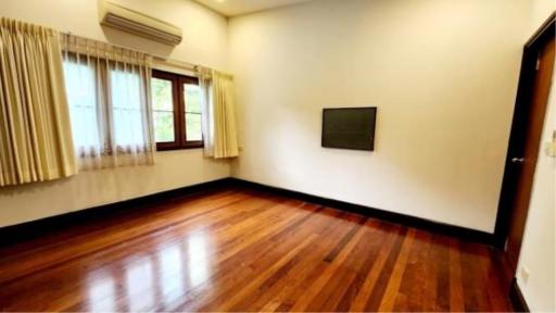 3 Bedrooms 3 Bathrooms Size 320sqm. Sukhumvit 26 for Rent 150,000 THB