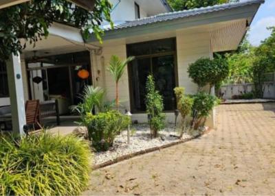 HOUSE  3 Bedrooms 3 Bathrooms Size 385sqm. BTS Phra Khanong for Rent 100,000 THB