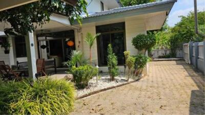 HOUSE  3 Bedrooms 3 Bathrooms Size 385sqm. BTS Phra Khanong for Rent 100,000 THB