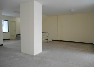 4-story commercial building in Soi Phahonyothin 60/1, newly renovated condition.