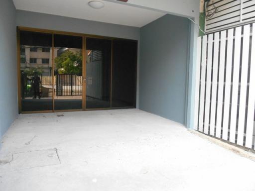 4-story commercial building in Soi Phahonyothin 60/1, newly renovated condition.