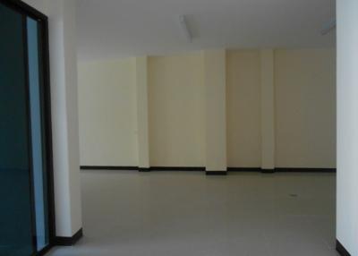 4-story commercial building in Soi Phahonyothin 60/1, newly renovated condition.