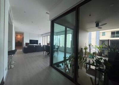 3 bed Condo in The Emporio Place Khlongtan Sub District C020365
