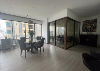 3 bed Condo in The Emporio Place Khlongtan Sub District C020365