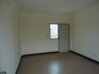 3-story apartment, Khlong Song, Soi Rangsit-Nakhon Nayok 39.