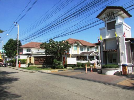 2-story townhouse, Pruksa Ville Village 24, Srinakarin-Nam Daeng: newly renovated.