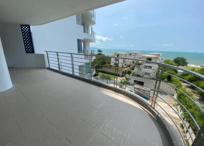 La Royale Beach Condo for Sale in Na-Jomtien