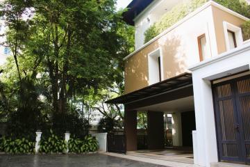 Luxury 4 Bedroom Detached house with private pool