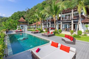 Expansive luxury sea view villa
