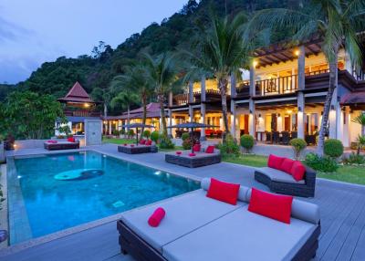 Expansive luxury sea view villa
