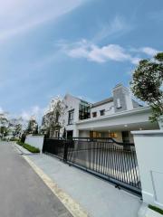 Brand New Luxury house at Nantawan Krungthep Kree Tha