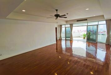 Ekkamai Bright and Spacious Condo