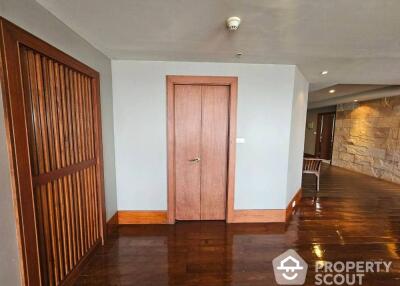 1-BR Condo at Nusa State Tower Condominium near BTS Saphan Taksin