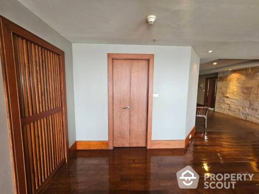 1-BR Condo at Nusa State Tower Condominium near BTS Saphan Taksin