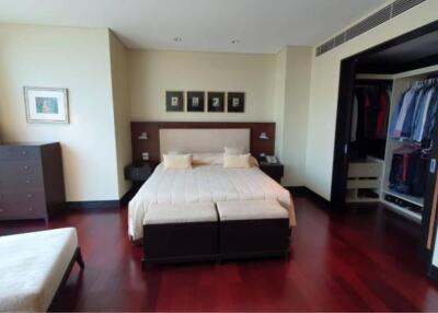 3 bedrooms 4 bathrooms size 258sqm. The Park Chidlom for Rent 200,000THB