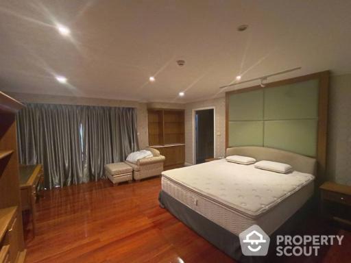 3-BR Condo at Oriental Towers Condominium near BTS Ekkamai