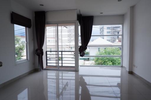 Corner Shophouse at East Pattaya for Sale