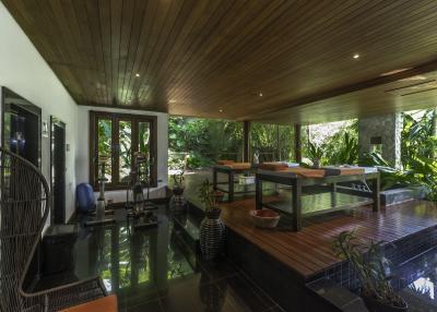 Ten-bedroom Luxury Villa on the most prestigious area of Phuket