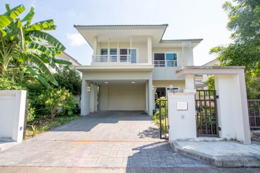 Nam Phrae Three-Bedroom Family Home for Sale: Prime Location