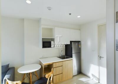 Modern kitchen with dining area