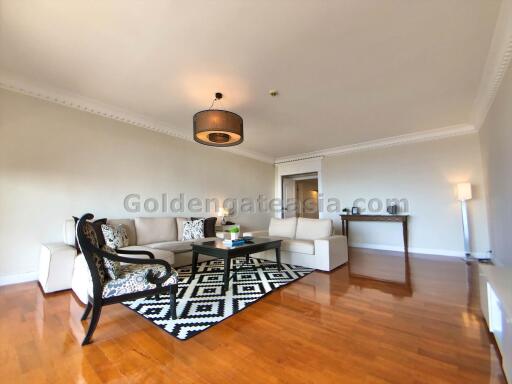 Spacious 3-Bedrooms Apartment with big balcony - BangNa