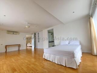 Huge 3-Bedrooms apartment with large balcony - Phrom Phong BTS