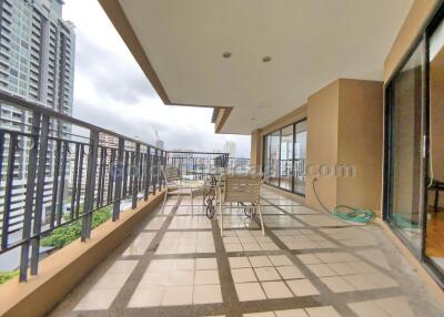 Huge 3-Bedrooms apartment with large balcony - Phrom Phong BTS