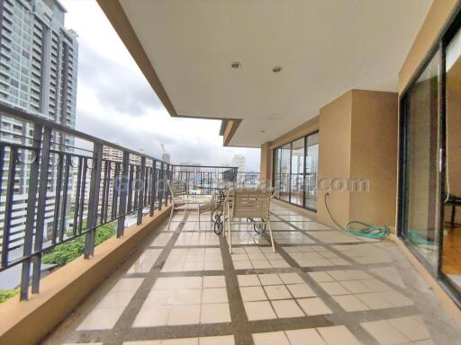 Huge 3-Bedrooms apartment with large balcony - Phrom Phong BTS