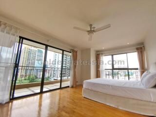 Huge 3-Bedrooms apartment with large balcony - Phrom Phong BTS