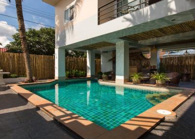 400 Sqm., 11 Beds, 11 Baths Building listed for ฿ 8,500,000.