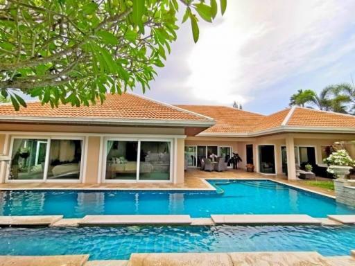 Luxurious Pool Villa at Mabprachan