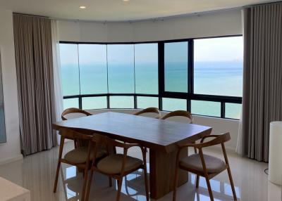 Large 3 bedroom Condo with stunning sea view