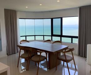 Large 3 bedroom Condo with stunning sea view