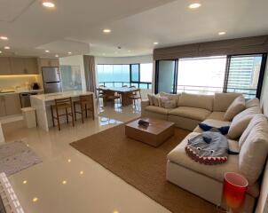 Large 3 bedroom Condo with stunning sea view