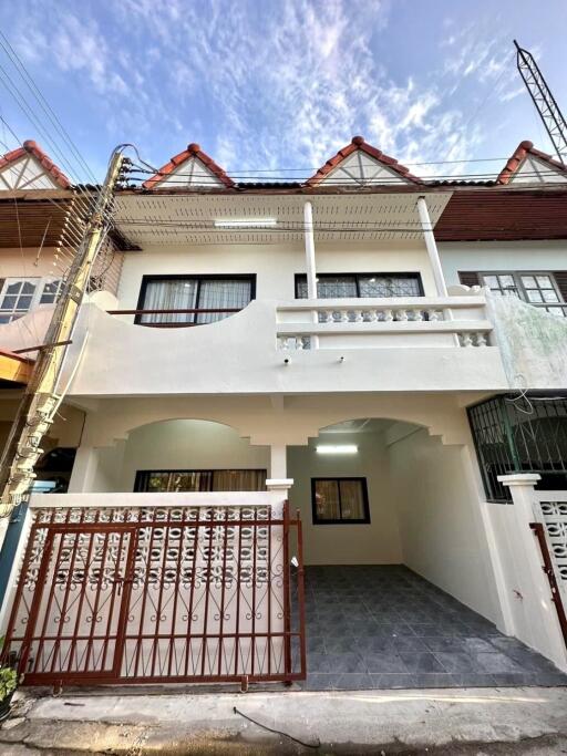Two-storey townhome with 3 bedrooms for sale