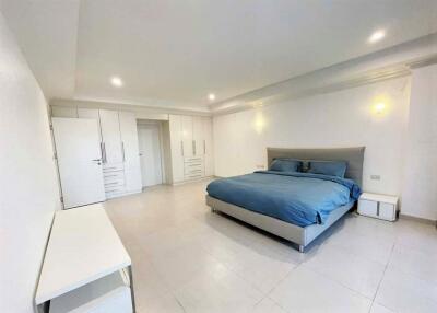 Large 2 bedroom Condo in Pratumnak Pattaya for sale