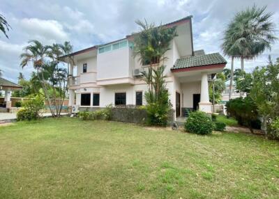 Family house with swimming pool for sale