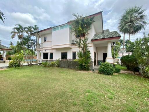 Family house with swimming pool for sale