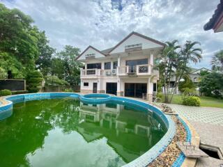 Family house with swimming pool for sale