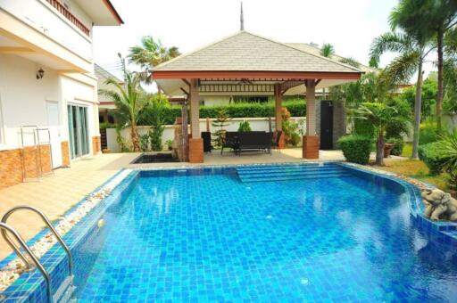 Family house with swimming pool for sale