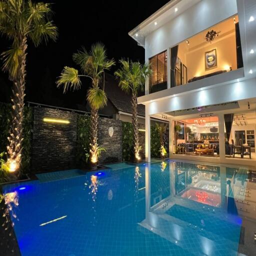 Luxury villa with private pool and 8 bedrooms