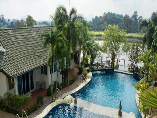 Holiday Villa / Resort directly at the Lake