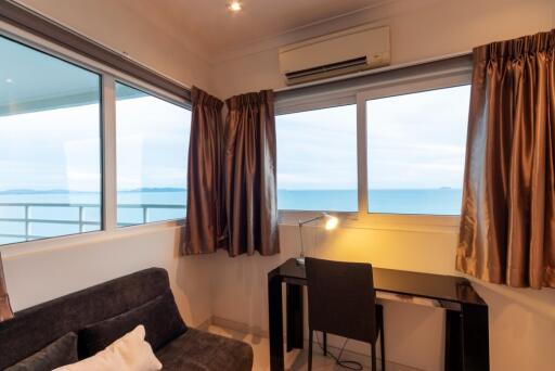 Colossal corner unit at Jomtien Beach