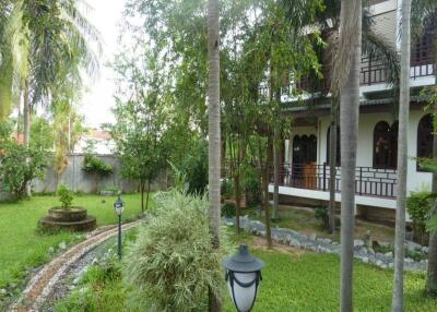 A single house with 2 small bungalows